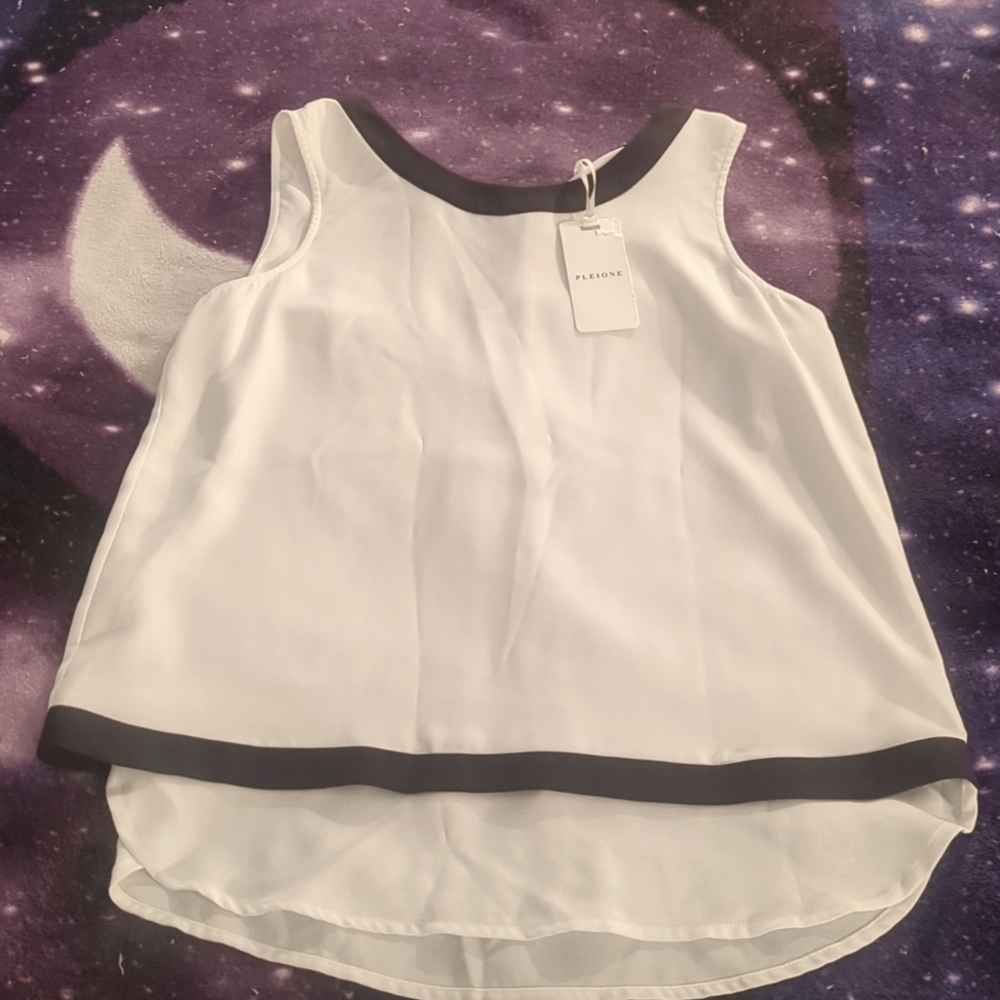 Pleione split back top NWT XS